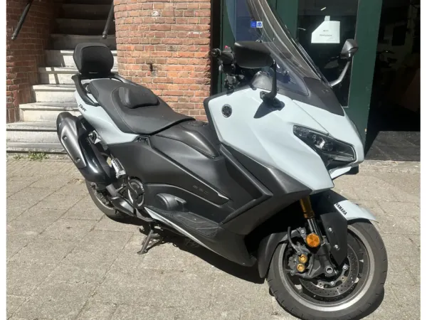2025 Yamaha Tmax Tech Max 2025 (april) 4.673 km Achterdrager - € 14.499 (1/1)