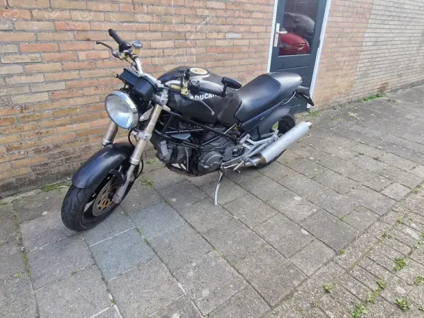 2000 Ducati Monster 900 - €2,000 (1/1)