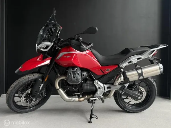 2026 Moto Guzzi V85 Strada Rosso Monza uit Voorraad Leverbaar - €14,550 (1/1)