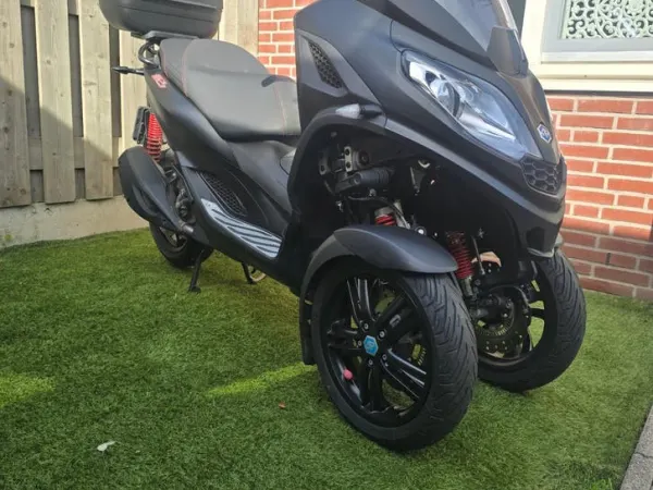 2022 Piaggio MP3 300 HPE Sport 2022 |Mat Zwart | ABS/ASR | 12.562 - € 4.775 · Bieden (1/1)