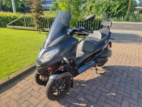 Bouwjaar onbekend Piaggio MP3 300 HPE Sport mat Zwart 17dkm btw er - € 4.749 · Bieden (1/1)