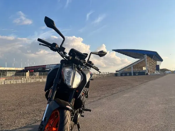 2022 KTM Duke 390 (2022) ABS – 13.472 km – vol Dealeronderhoud - € 4.100 · Bieden (1/1)