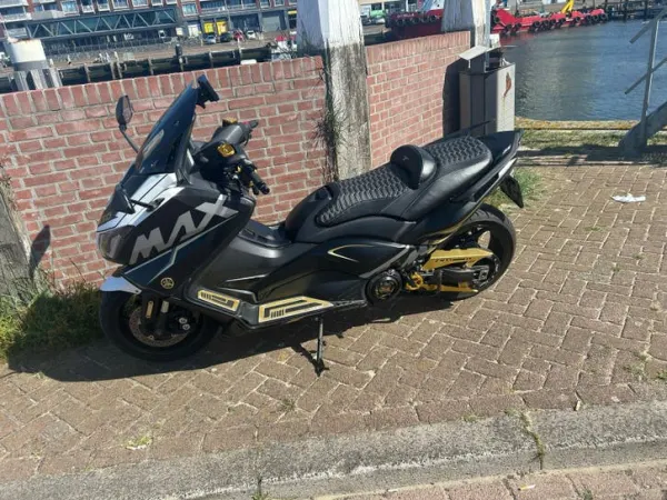 2016 Yamaha Tmax 530-met Akrapovic Uitlaat en Full Polini - € 6.800 · Bieden (1/1)