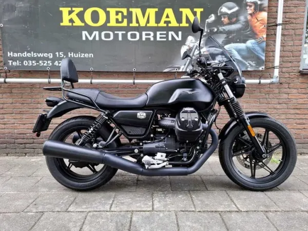 2022 Moto Guzzi V 7 Stone 850 ABS (bj 2022) V7 Cardan 10000 km - € 7.995 (1/1)