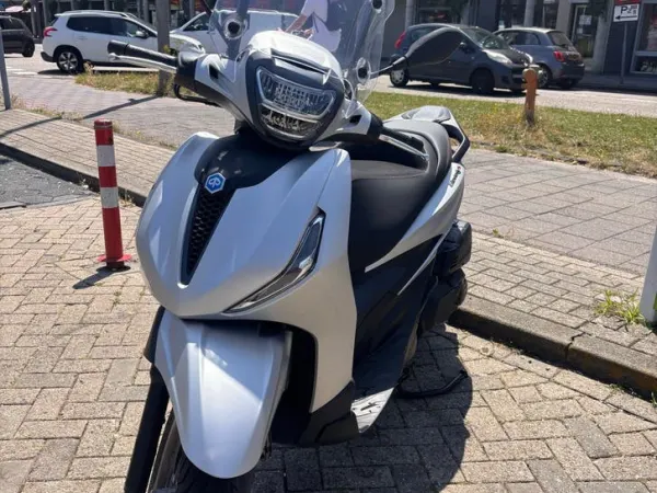 2024 Piaggio Beverly 400 - €5,300 · Bidding (1/1)