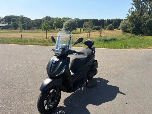 2024 Piaggio Beverly 400 - €5,600 · Bidding (1/1)