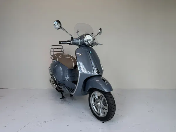 Bouwjaar onbekend Vespa Primavera 125CC Crystal Blue Metallic - € 6.395 (1/1)