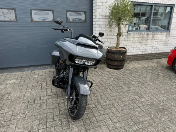2022 Harley-Davidson Road Glide - €22,000 · Bidding (1/1)