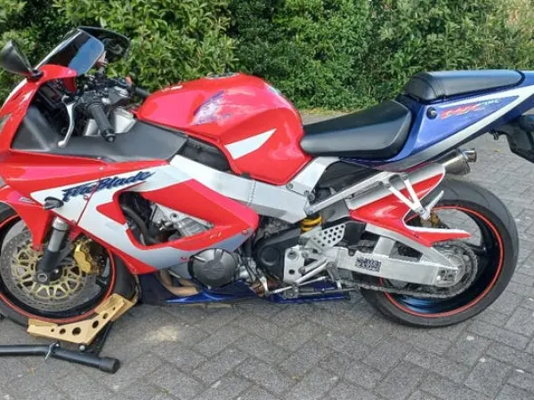 2001 Honda Fireblade 900RR SC44 Kawasaki ZXR 750L - € 3.195 (1/1)