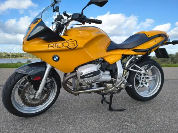 1999 BMW R1100S met Orginele Kofferset - €1,700 · Bidding (1/1)