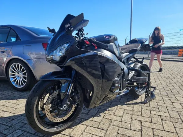 Year unknown Honda CBR 1000RR Fireblade SC59 2010 – 32.856 km | Custom - €7,295 · Bidding (1/1)