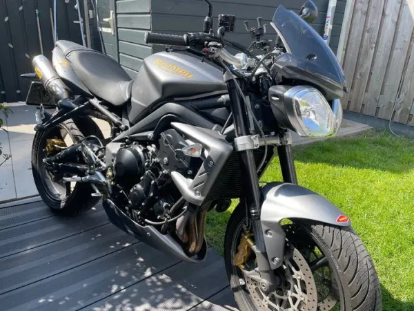 2011 Triumph Street Triple R 675 | 2011 | 22.801 km | Arrow - €4,249 (1/1)