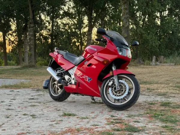 1991 Honda VFR 750F - €1,100 · Bidding (1/1)