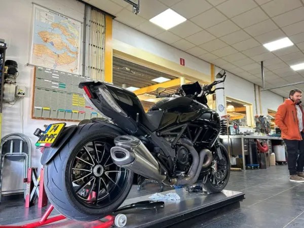 2011 Ducati Diavel - € 8.000 · Bieden (1/1)