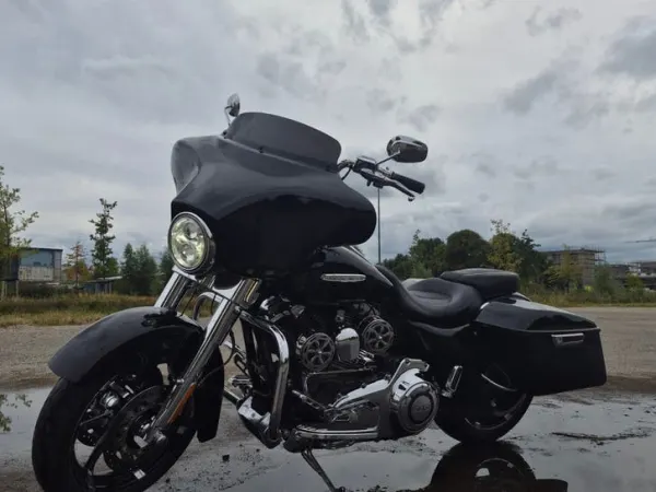 2010 Harley-Davidson Street Glide CVO 110 FLHXSE - €13,500 · Bidding (1/1)