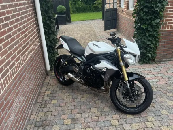 2015 Triumph Street Triple - € 3.800 · Bieden (1/1)