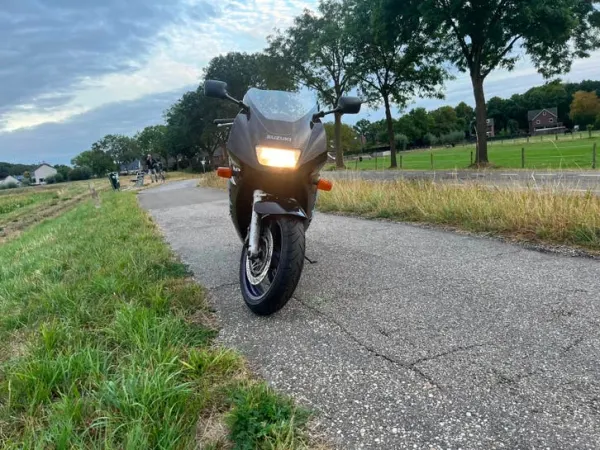 1995 Suzuki RF 900 R - € 1.850 · Bieden (1/1)