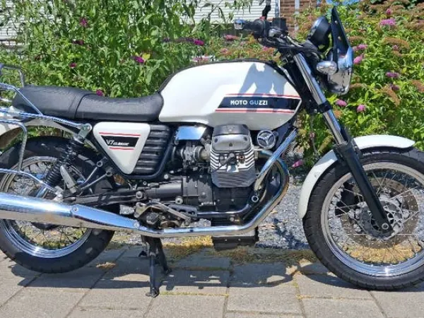 2011 Moto Guzzi V 7 Classic - €4,450 · Bidding (1/1)