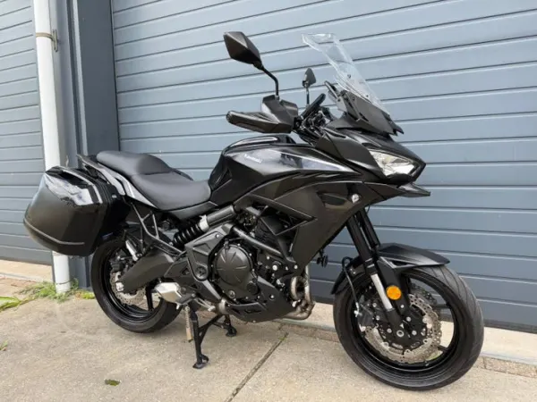 2025 Kawasaki Versys 650: Allblack, Koffers, Navi, 2025, Orig NL - € 8.350 (1/1)