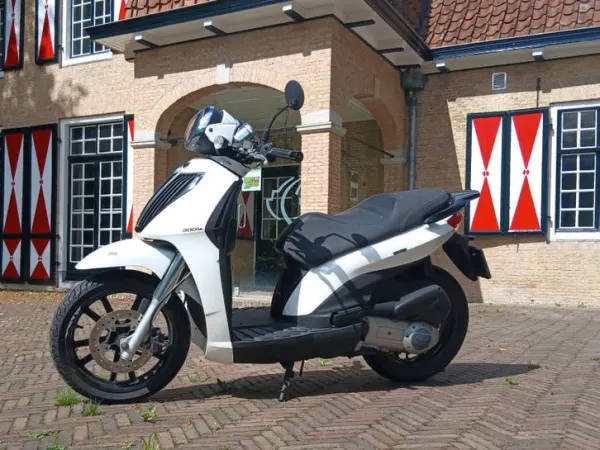 2011 Piaggio Carnaby 300 - € 1.200 · Bieden (1/1)