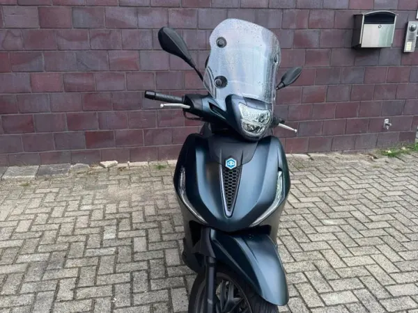2022 Piaggio Beverly 400 - €4,999 · Bidding (1/1)