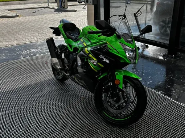 2020 Kawasaki Ninja 125 - € 4.000 · Bieden (1/1)