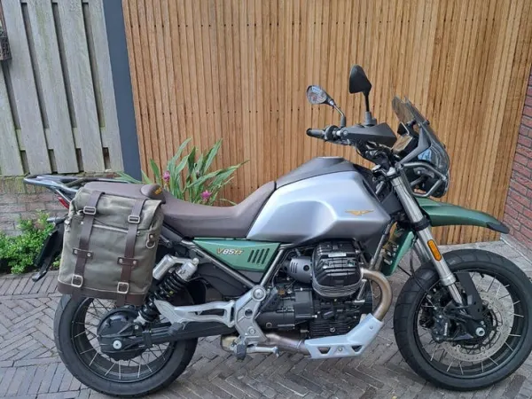 Year unknown Moto Guzzi v85tt Centenario 10 2021 6250km! - €10,250 · Bidding (1/1)