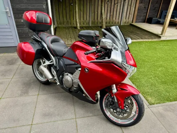 2010 Honda VFR 1200F | 2010 | HyperPro | Zumo XT | Koffers | Puig - € 7.499 (1/1)