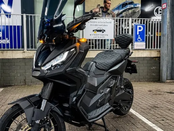 2023 Honda X-ADV 750 | Matte Black x Carbon – 2023 - €13,999 · Bidding (1/1)