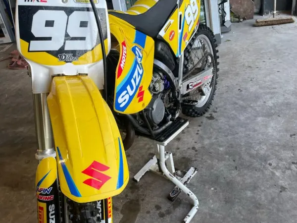 1997 Suzuki RM 125 Crossmotor-Klaar Voor de Crossbaan - Bidding (1/1)