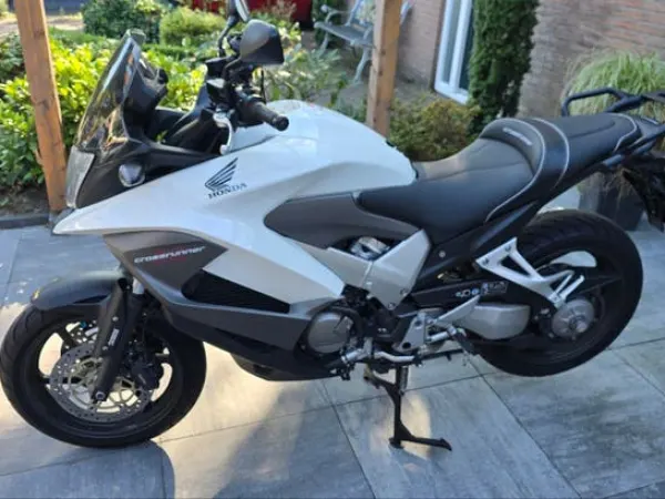 2011 Honda vfr 800 Crossrunner - €4,900 · Bidding (1/1)