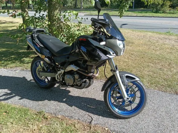2005 Aprilia Pegaso 650. Akrapovic, topkoffer, Handvatverwarm - €2,995 · Bidding (1/1)