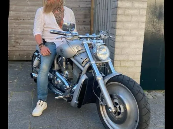 2002 Harley-Davidson V-Rod - €10,900 · Bidding (1/1)