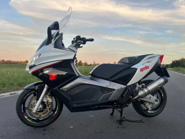 2012 Aprilia SRV 850 Motorscooter 2012 28300km Leovince - €4,995 · Bidding (1/1)
