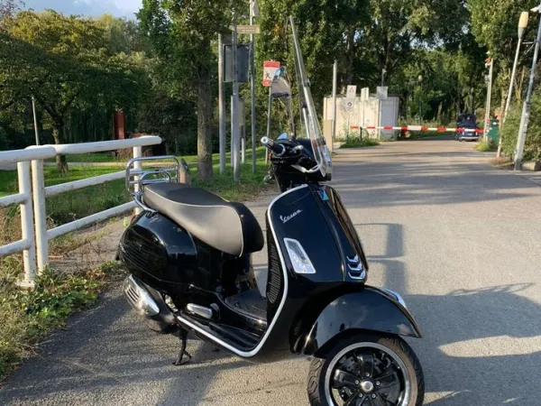 2021 Vespa GTS 300 - € 4.700 · Bieden (1/1)