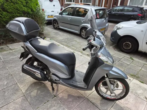 2013 Honda SH300 21677km met Originele Honda Topkoffer - €3,120 (1/1)