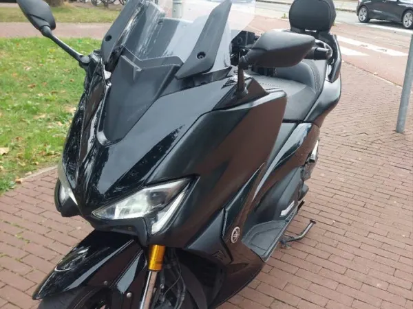2018 Yamaha Tmax DX 2018 Full Black - €7,200 · Bidding (1/1)