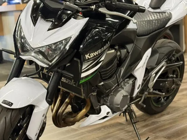 Year unknown Kawasaki Z800 ABS-Akrapovic en Voorvork Gereviseerd 31.000 - €5,000 (1/1)