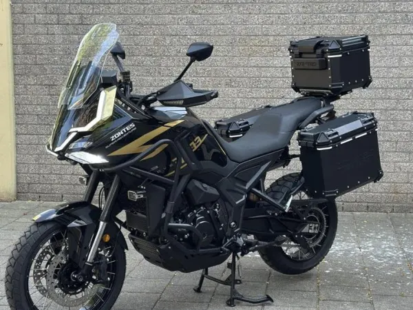2026 Zontes 703F 2026 Actie Gratis 3-Delig Kofferset Black/Gold - € 9.499 (1/1)