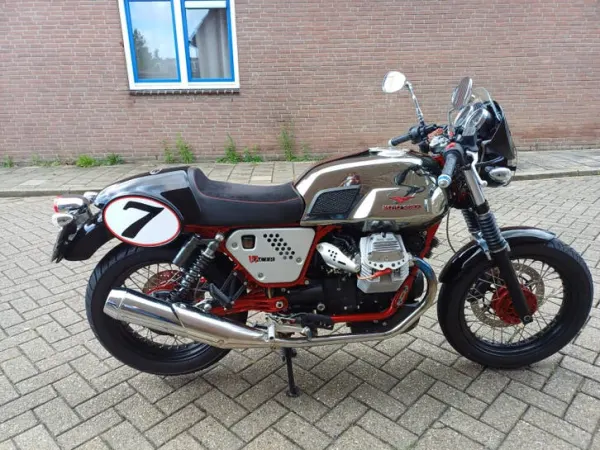 2011 Moto Guzzi V 7 Racer - €6,000 · Bidding (1/1)