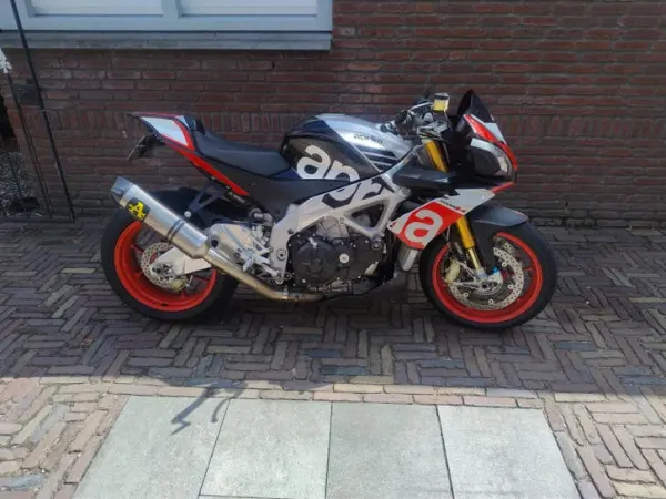 Bouwjaar onbekend Aprilia rsv4 Tuono Factory 2015 18k km Arrow Uitlaat - € 10.500 · Bieden (1/1)