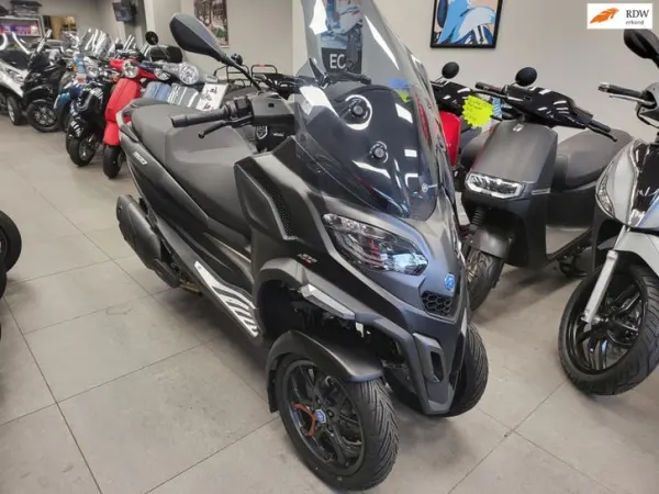 2025 Piaggio MP3 530 HPE Exclusive 2025 NL Garantie 3 Jaar - € 12.000 (1/1)