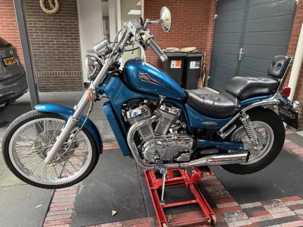 1998 Suzuki VS 600 - €2,950 · Bidding (1/1)