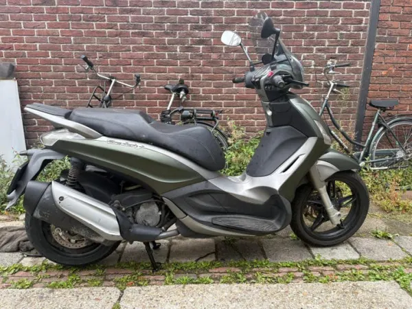2016 Piaggio Beverly Groen 2016 Zeer Goede Staat - €3,200 · Bidding (1/1)