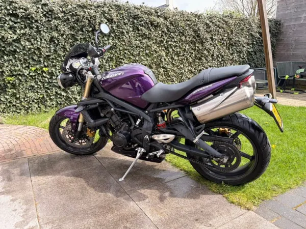 2011 Triumph Street Triple bj2011 - € 3.500 · Bieden (1/1)