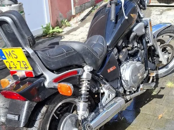 1985 Honda VF 700 - Bidding (1/1)