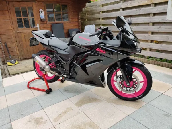 2008 Kawasaki Ninja 250R (zwart met roze) (injectie) - € 3.500 · Bieden (1/1)