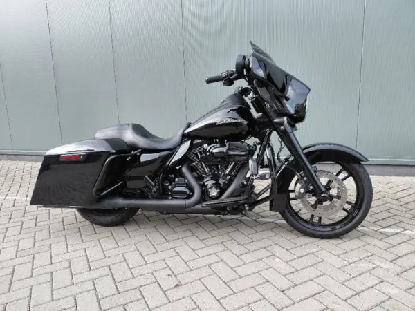 2015 Harley-Davidson Street Glide - €13,999 · Bidding (1/1)