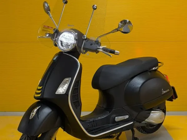 2021 Vespa GTS 300 HPE SuperTech 2021 – Mat Zwart / Gele Accenten - € 3.950 · Bieden (1/1)