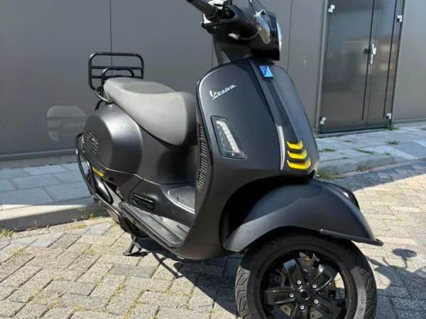 2022 Vespa GTS 300 HPE SuperTech ABS/ASR – 2022 – Slechts 3.600km - € 5.699 · Bieden (1/1)